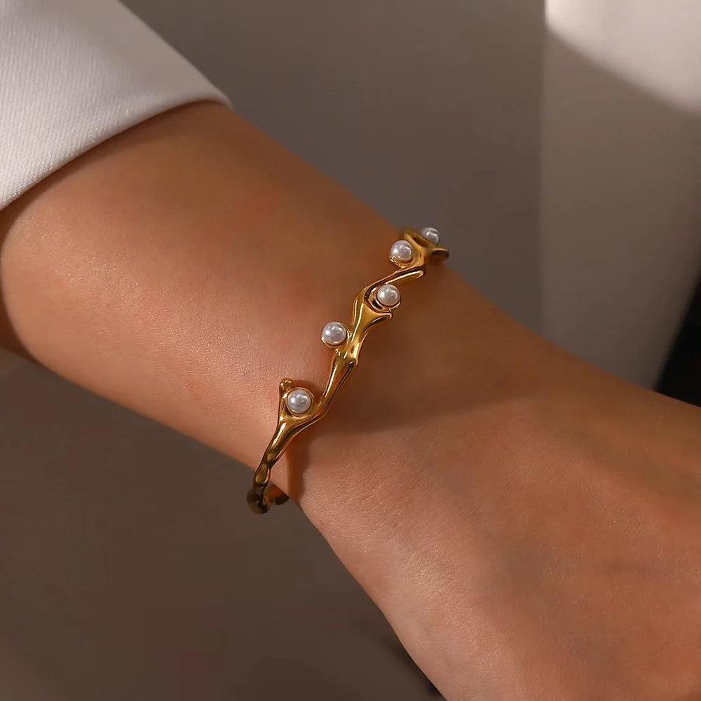 Ayla Pearl Hand Cuff