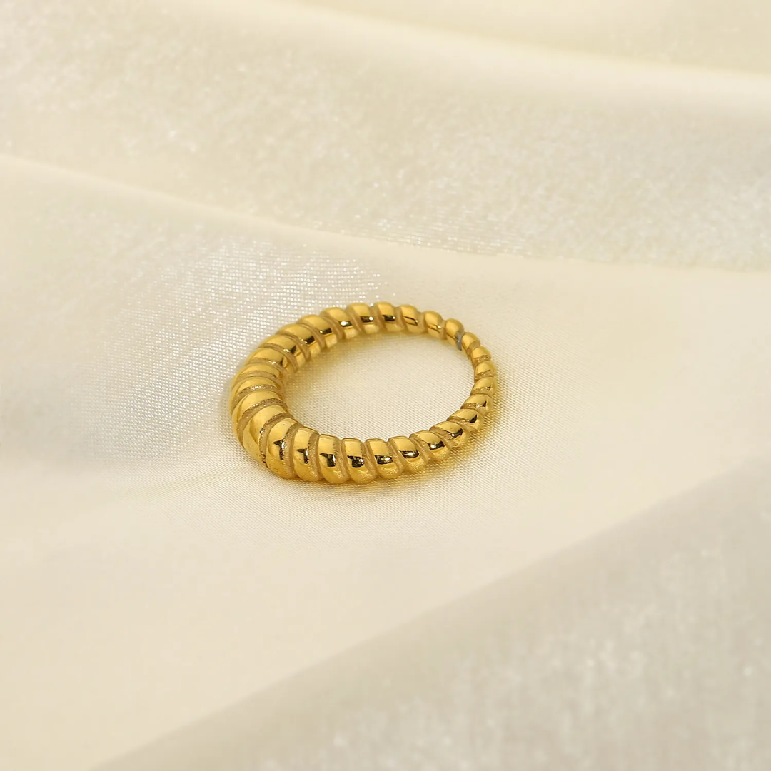 Sleemi Crossiant Gold Ring✨